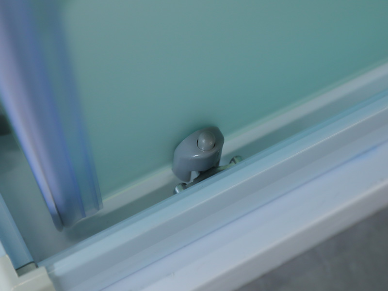 ตู้อาบน้ำบานเลื่อน SQ, กระจกนิรภัยด้านพร้อมการพิมพ์, โปรไฟล์อลูมิเนียมสีขาว, ที่จับสองรู, พร้อมถาด ตู้อาบน้ำบานเลื่อน SQ, กระจกนิรภัยด้านพร้อมการพิมพ์, โปรไฟล์อลูมิเนียมสีขาว, ที่จับสองรู, พร้อมถาด