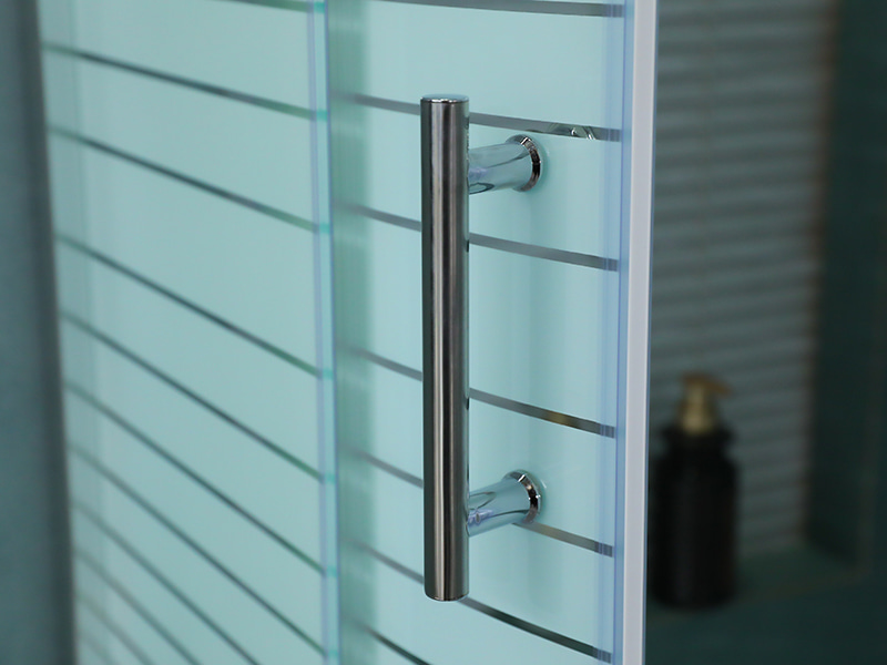 ตู้อาบน้ำบานเลื่อน SE, กระจกนิรภัยใสพร้อมการพิมพ์, โปรไฟล์อลูมิเนียมโครเมียม, ที่จับสองรู, พร้อมถาด ตู้อาบน้ำบานเลื่อน SE, กระจกนิรภัยใสพร้อมการพิมพ์, โปรไฟล์อลูมิเนียมโครเมียม, ที่จับสองรู, พร้อมถาด