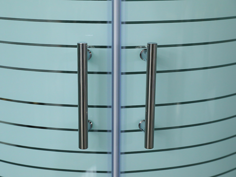 ตู้อาบน้ำบานเลื่อน SE, กระจกนิรภัยใสพร้อมการพิมพ์, โปรไฟล์อลูมิเนียมโครเมียม, ที่จับสองรู, พร้อมถาด ตู้อาบน้ำบานเลื่อน SE, กระจกนิรภัยใสพร้อมการพิมพ์, โปรไฟล์อลูมิเนียมโครเมียม, ที่จับสองรู, พร้อมถาด