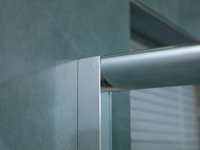 ตู้อาบน้ำบานเลื่อน SE, กระจกนิรภัยใสพร้อมการพิมพ์, โปรไฟล์อลูมิเนียมโครเมียม, ที่จับสองรู, พร้อมถาด ตู้อาบน้ำบานเลื่อน SE, กระจกนิรภัยใสพร้อมการพิมพ์, โปรไฟล์อลูมิเนียมโครเมียม, ที่จับสองรู, พร้อมถาด