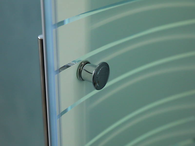 ตู้อาบน้ำบานเลื่อน SE, กระจกนิรภัยใสพร้อมการพิมพ์, โปรไฟล์อลูมิเนียมโครเมียม, ที่จับสองรู, พร้อมถาด ตู้อาบน้ำบานเลื่อน SE, กระจกนิรภัยใสพร้อมการพิมพ์, โปรไฟล์อลูมิเนียมโครเมียม, ที่จับสองรู, พร้อมถาด