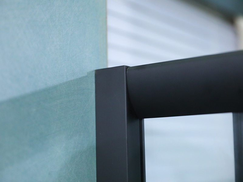 ตู้อาบน้ำบานเลื่อน RE, กระจกนิรภัยใสพร้อมการพิมพ์, โปรไฟล์อลูมิเนียมสีดำ, ที่จับสองรู, พร้อมถาด ตู้อาบน้ำบานเลื่อน RE, กระจกนิรภัยใสพร้อมการพิมพ์, โปรไฟล์อลูมิเนียมสีดำ, ที่จับสองรู, พร้อมถาด