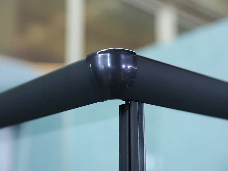 ตู้อาบน้ำบานเลื่อน RE, กระจกนิรภัยใสพร้อมการพิมพ์, โปรไฟล์อลูมิเนียมสีดำ, ที่จับสองรู, พร้อมถาด ตู้อาบน้ำบานเลื่อน RE, กระจกนิรภัยใสพร้อมการพิมพ์, โปรไฟล์อลูมิเนียมสีดำ, ที่จับสองรู, พร้อมถาด