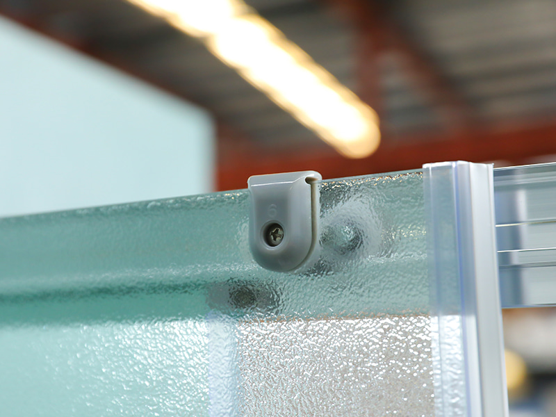 ตู้อาบน้ำบานเลื่อน RE, กระจกนิรภัยด้าน, โปรไฟล์อลูมิเนียมโครเมียม, ที่จับสองรู, พร้อมถาด ตู้อาบน้ำบานเลื่อน RE, กระจกนิรภัยด้าน, โปรไฟล์อลูมิเนียมโครเมียม, ที่จับสองรู, พร้อมถาด