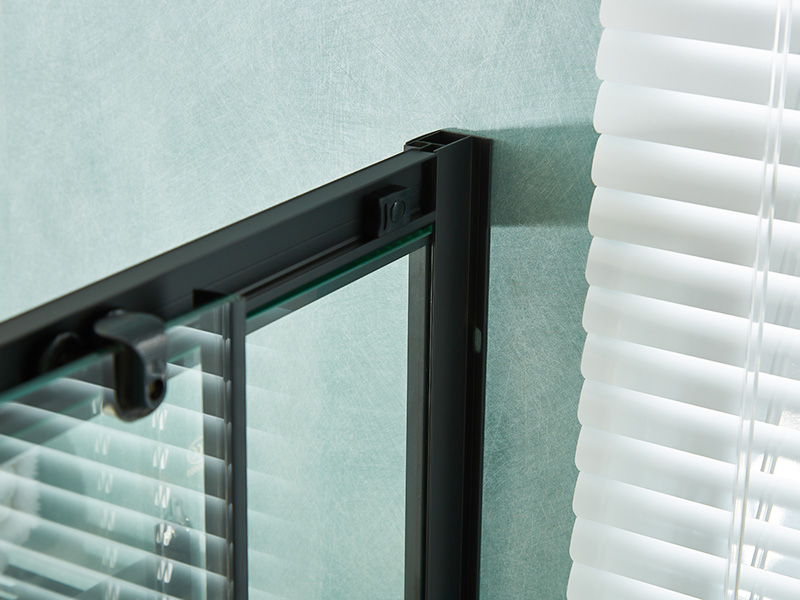 ตู้อาบน้ำบานเลื่อน SQ, กระจกนิรภัยใส, โปรไฟล์อลูมิเนียมสีดำ, ที่จับสองรู, พร้อมถาด ตู้อาบน้ำบานเลื่อน SQ, กระจกนิรภัยใส, โปรไฟล์อลูมิเนียมสีดำ, ที่จับสองรู, พร้อมถาด